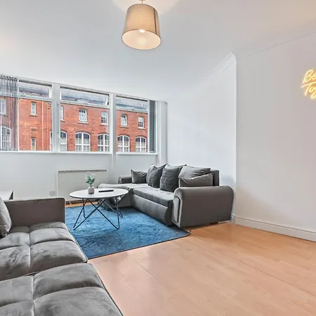 Hub - Free Parking - Sleeps 5 *