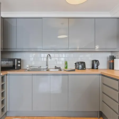 Hub - Free Parking - Sleeps 5 *