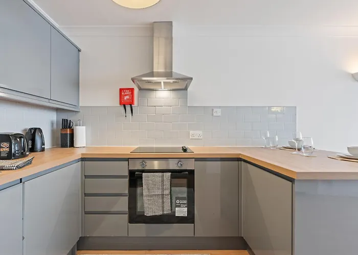 Hub - Free Parking - Sleeps 5 *