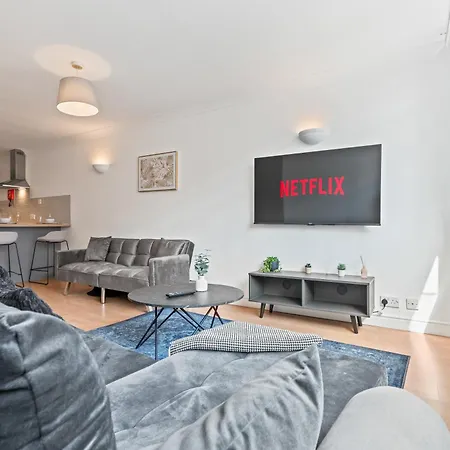 Hub - Free Parking - Sleeps 5 דירה