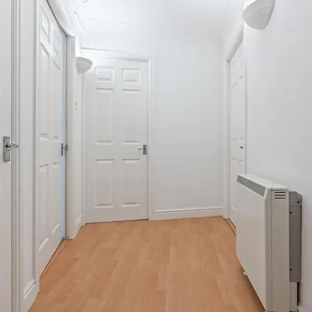Hub - Free Parking - Sleeps 5 דירה