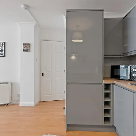 Hub - Free Parking - Sleeps 5 דירה