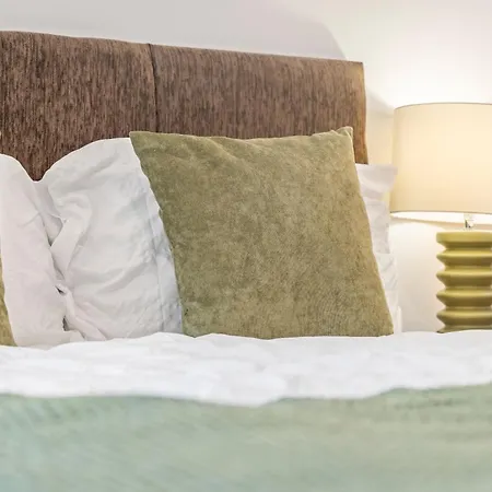 Hub - Free Parking - Sleeps 5 * לידס