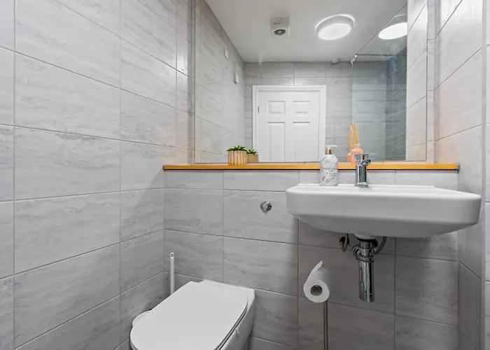 Hub - Free Parking - Sleeps 5 Apartment