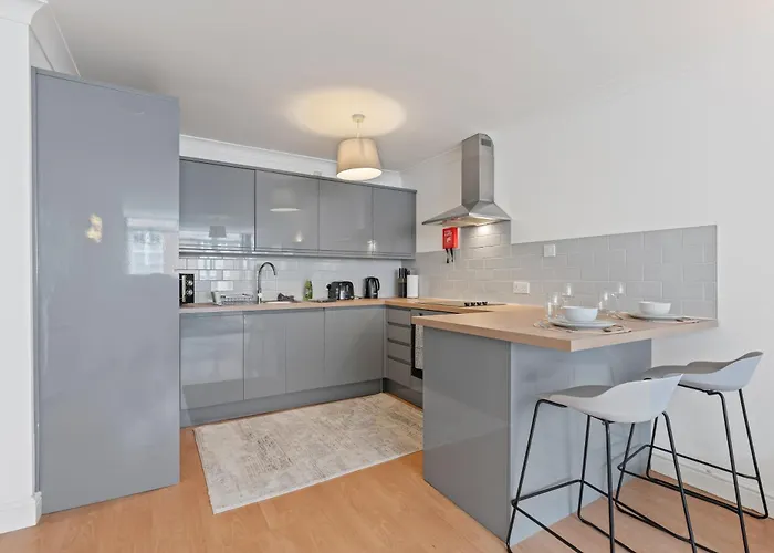 Hub - Free Parking - Sleeps 5 *