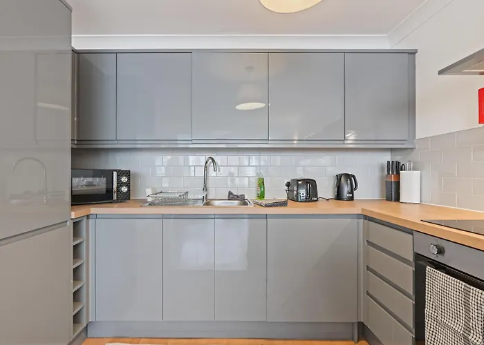 Hub - Free Parking - Sleeps 5 *